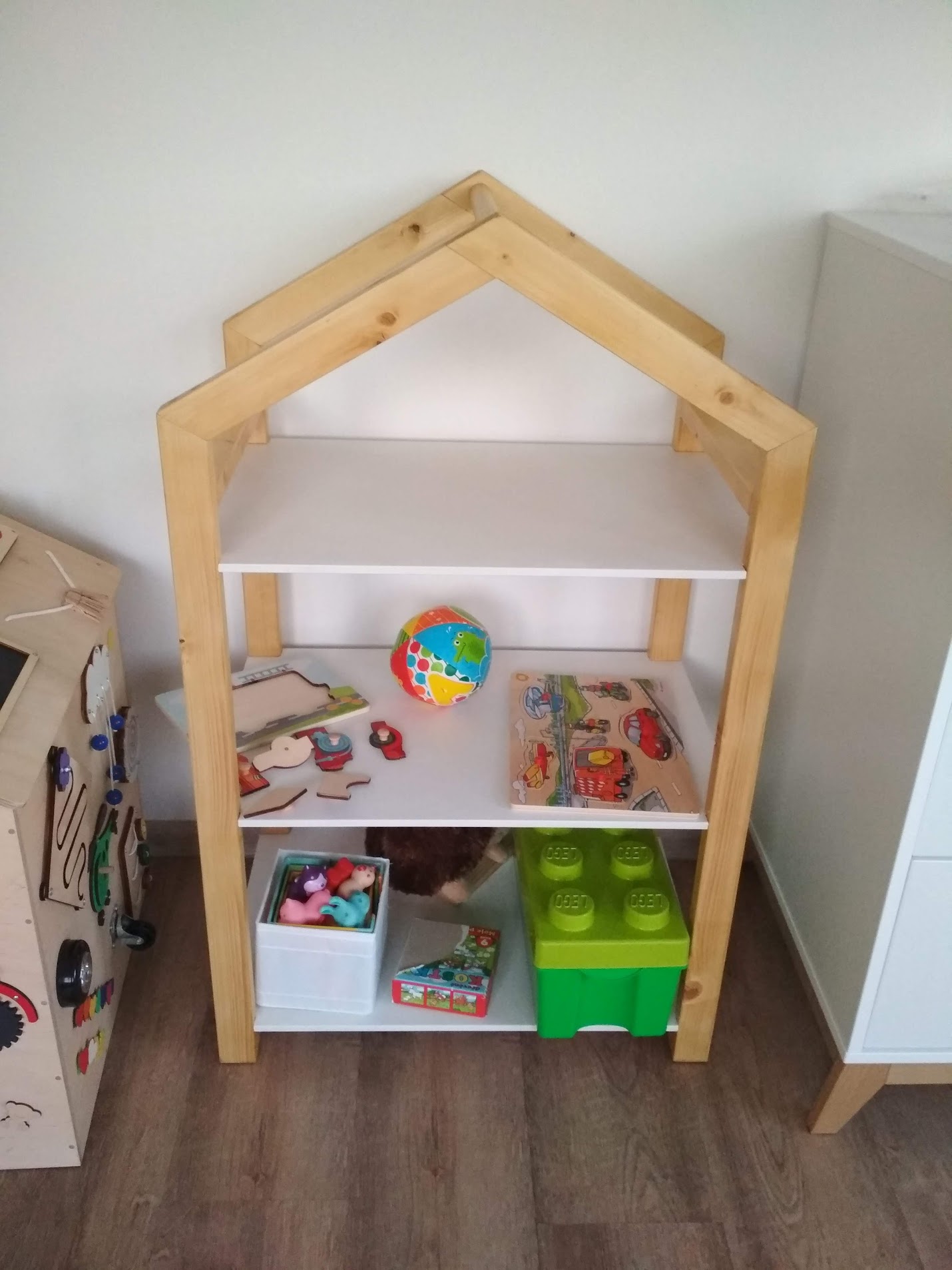 Dřevěná Montessori polička ve tvaru domečku