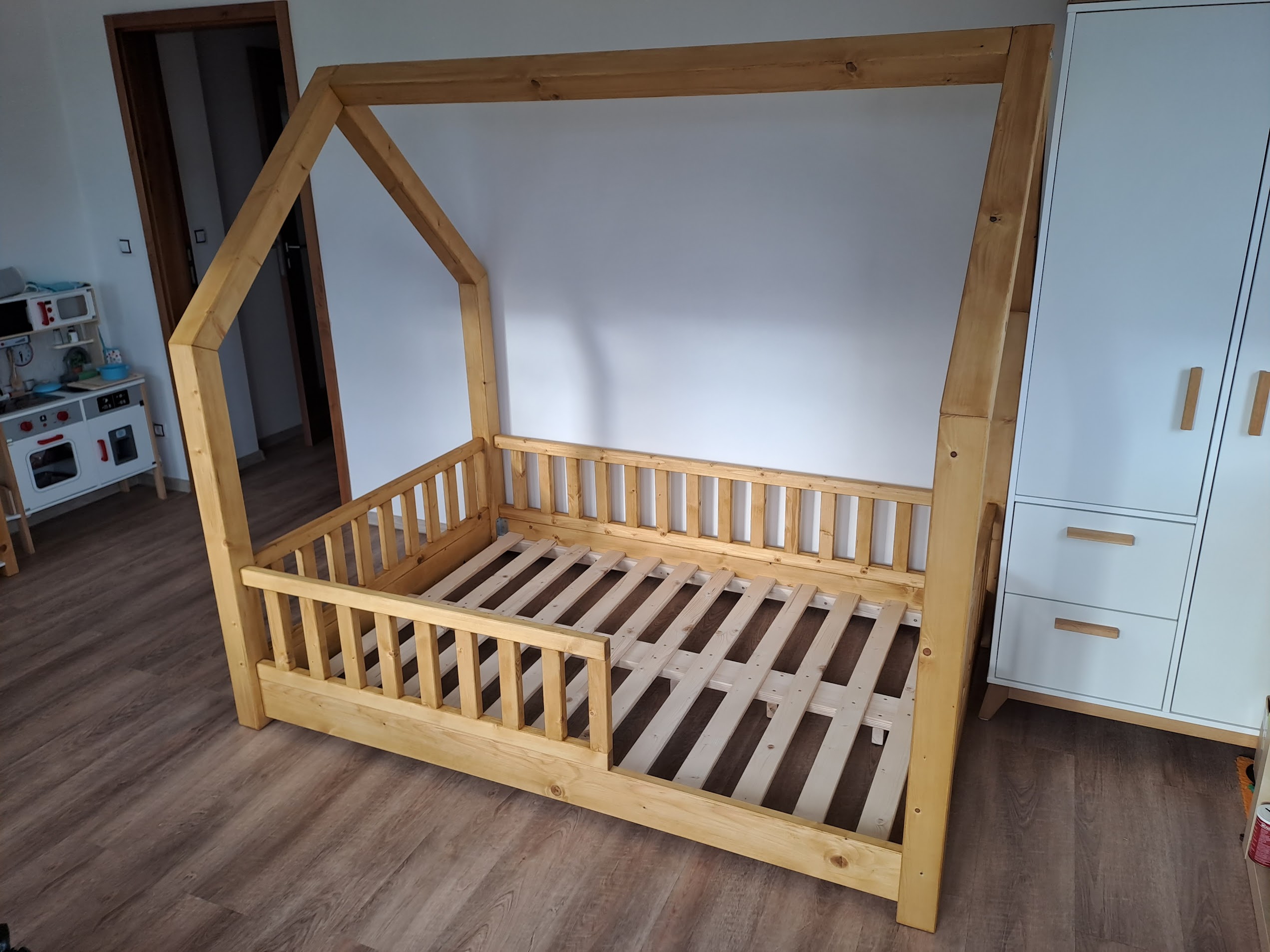 Dřevěná Montessori postel ve tvaru domečku